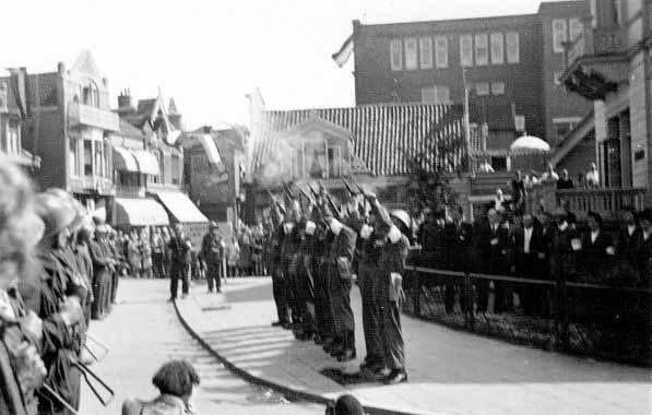 Onthulling monument voor Jan Bonekamp, 1945