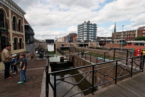 Groote Sluis heet nu weer de Hondsbosche Sluis