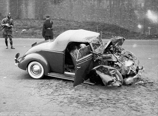 De vernielde auto van prins Bernhard na het ongeluk met de zandauto op de Muiderstraatweg op 29 november 1937.