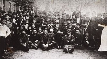 Bootwerkers gefotografeerd in de Havenstraat in 1898